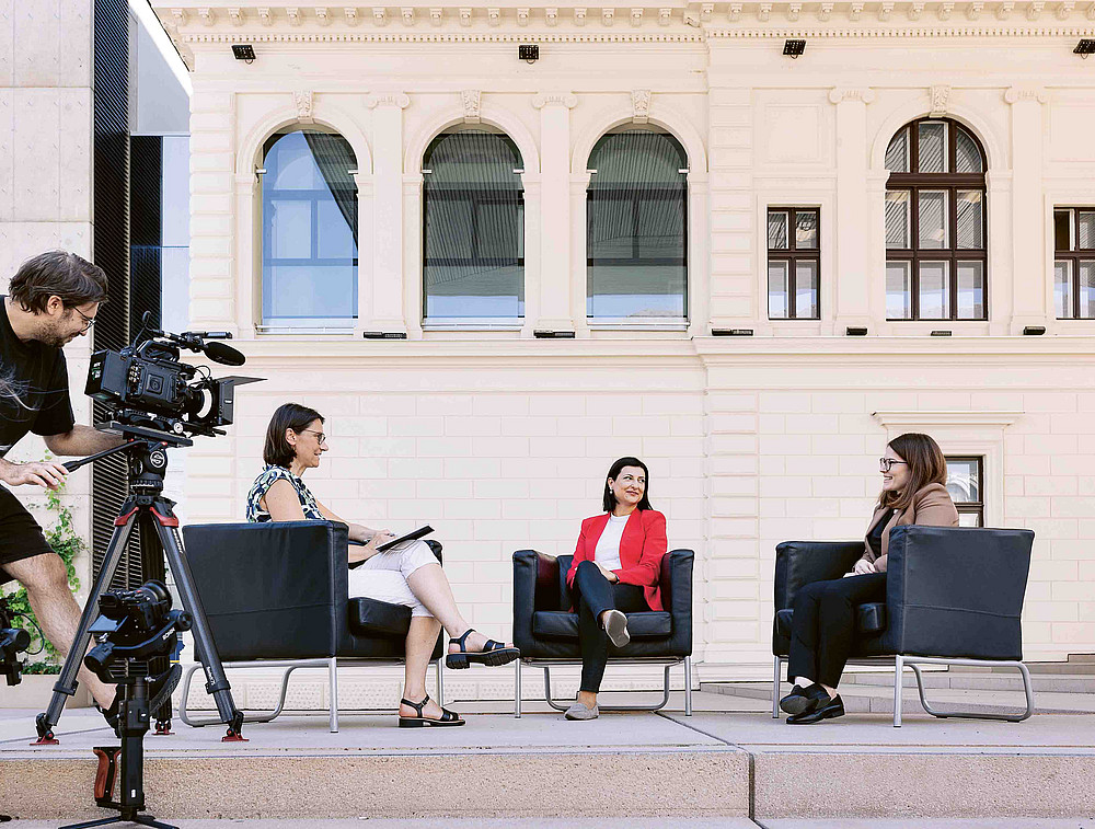 Mentee and mentor in conversation with journalist in front of UB Graz  ©Maria Kanizaj Universität Graz