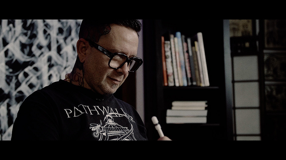 Tätowierer Martin Amschl beim Zeichnen ©CC-BY