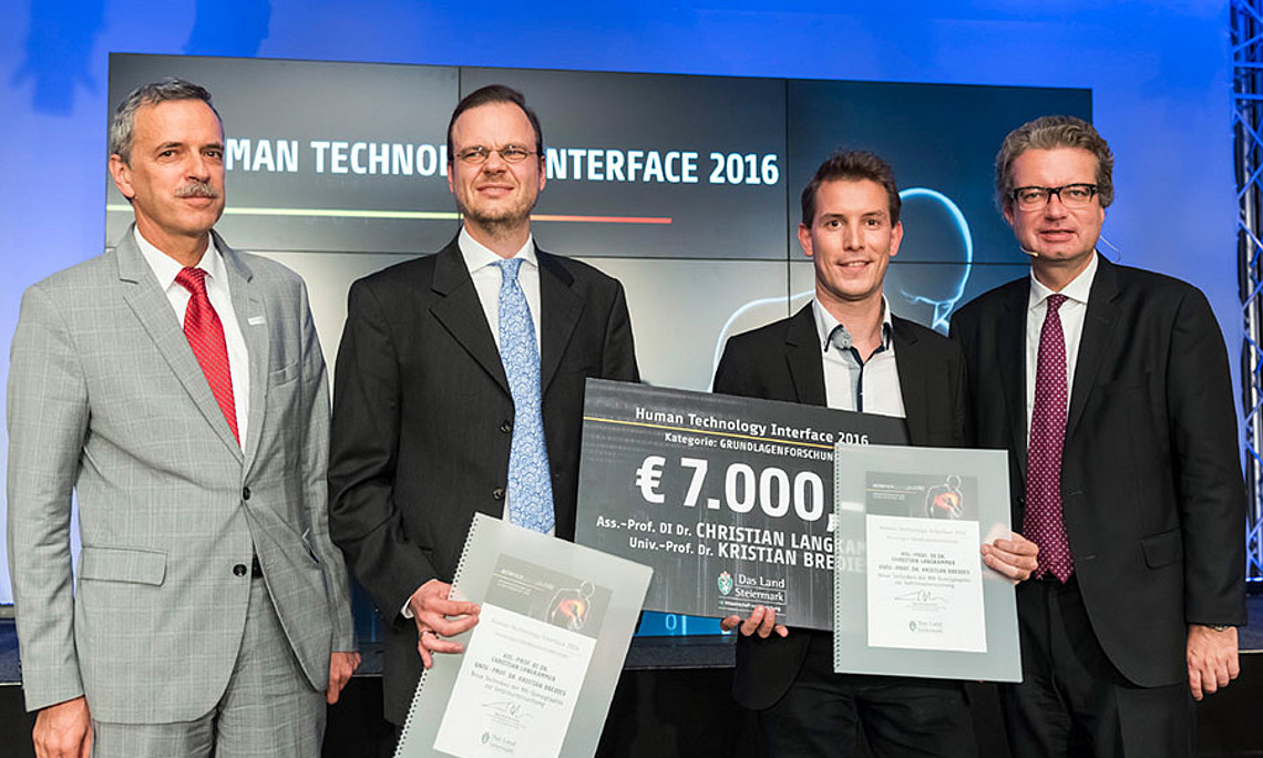 Wolfgang Pribyl, Geschäftsführer Joanneum Research, die Preisträger Kristian Bredies und Christian Langkammer, Landesrat Christopher Drexler (v.l.). Foto: Werner Krug