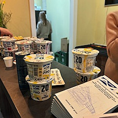 Joghurt Buffet des Sponsors "NÖM" und SOWI-AV Broschüren ©Kira Dienstl