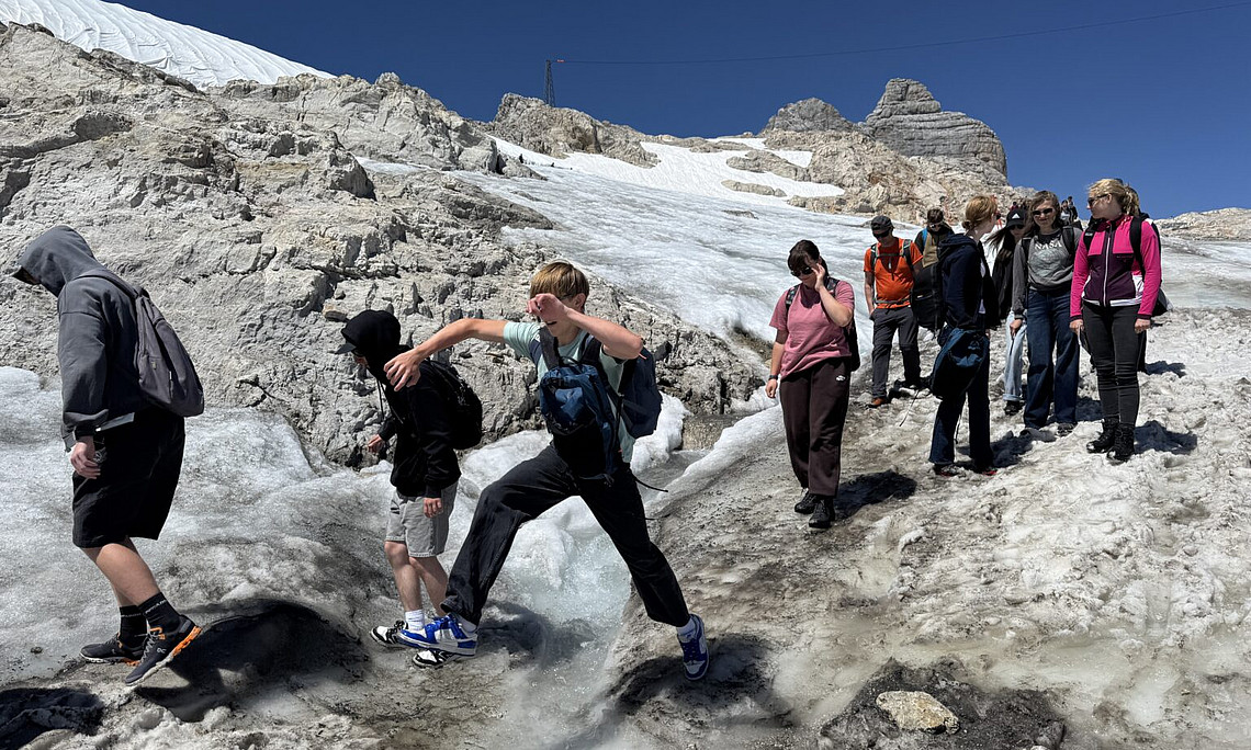 Schüler:innen auf dem Gletscher