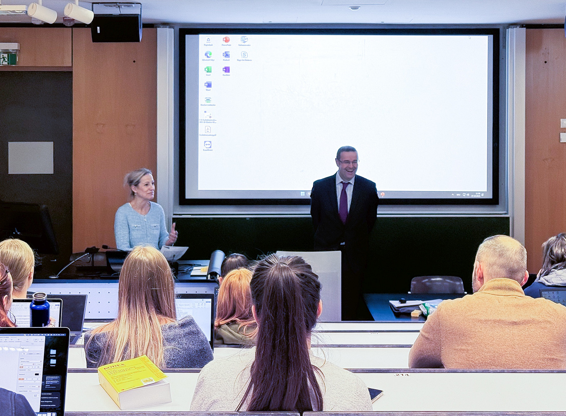 Bettina Nunner-Krautgasser begrüßt Bernd-Roland Killmann vom juristischen Dienst der europäischen Kommission zu einem Gastvortrag über das Vorabentscheidungsverfahren vor dem EuGH. ©Uni Graz/Koenigshofer