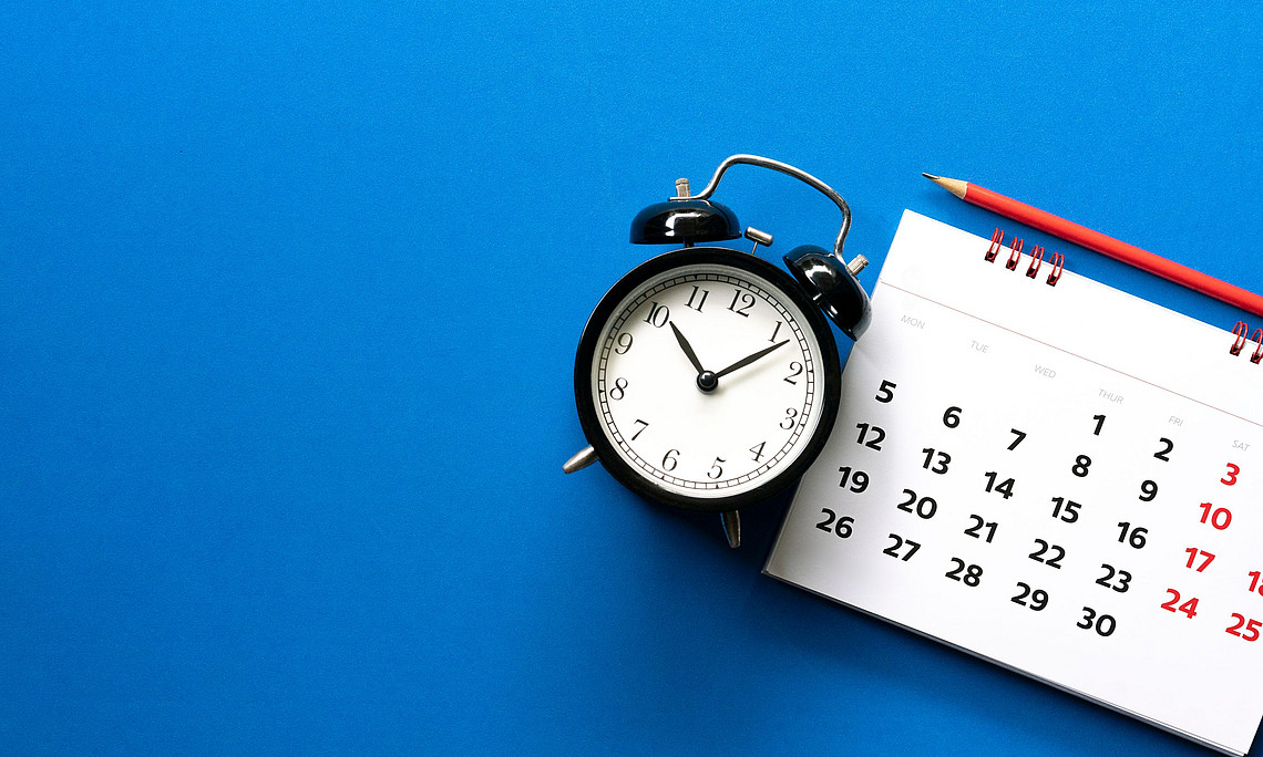 Kalender und Wecker
