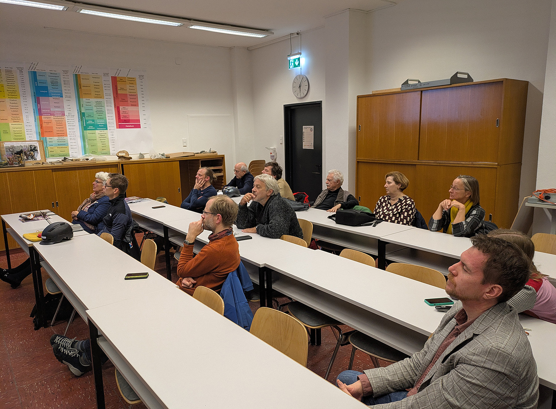 Ein Lehrsaal an der Universität, drei Sitzreihen mit je 8 Stühlen, 12 Personen sitzen verteilt auf Stühlen ©Uni Graz/Thomas Schweitzer