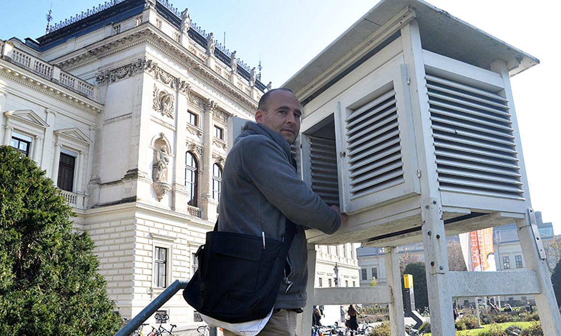 Christoph Bichler betreut die Wetterstation. Foto: Uni Graz/Schweiger