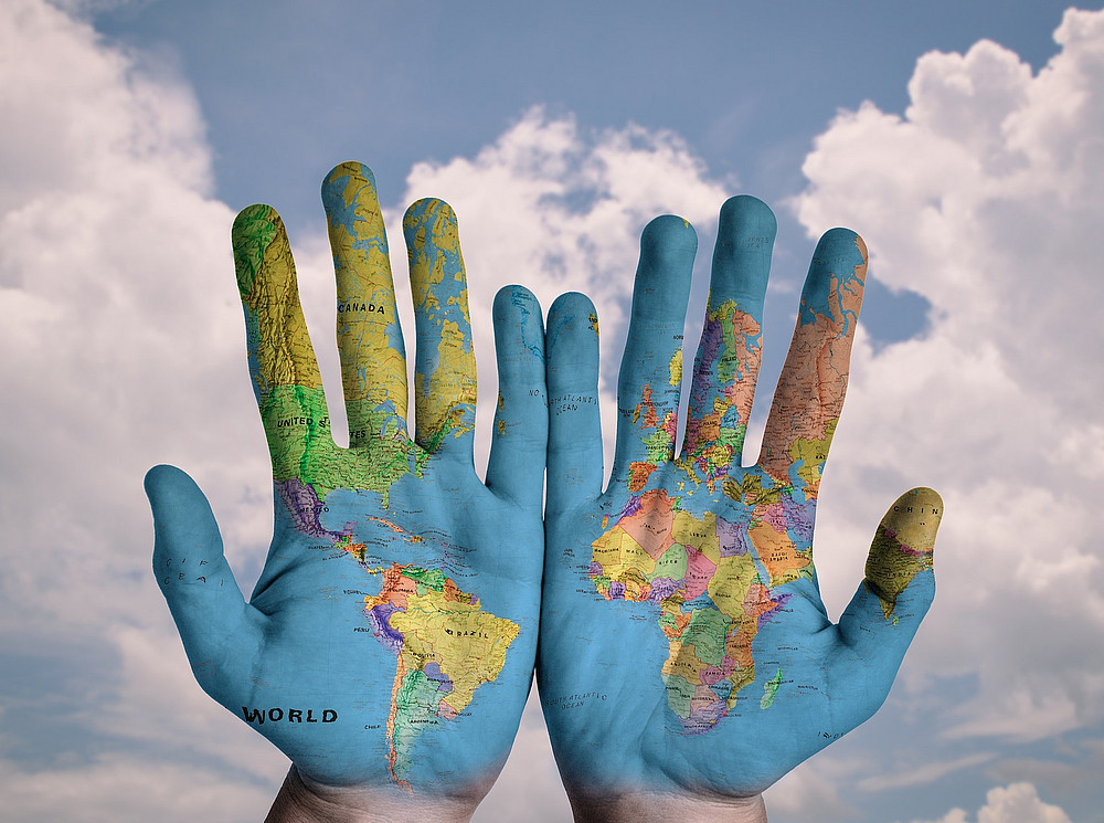 Hands painted with a world map symbolize mobility programs and Internationalization Abroad ©Pixabay Lizenz/stokpic