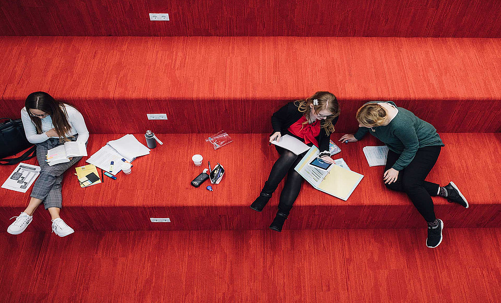 Studierende auf der Lesetreppe der Bibiothek