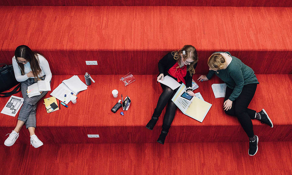 Studierende auf der Lesetreppe der Bibiothek