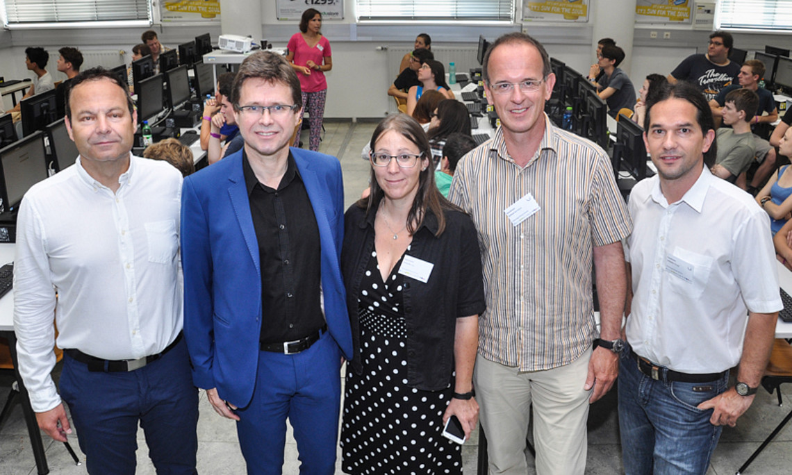 Gemeinsam im Haus und am Standort an einem Strang ziehen: IT-Leiter Christian Marzluf, Vizerektor Martin Polaschek, Elke Jantscher sowie Studiendekan Bernhard Gritsch und Studiendirektor Harald Lothaller, beide von der Kunstuni Graz (v.l.) Foto: Uni Graz