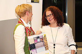 Elisabeth Klöckl-Stadler (l.), Leiterin des Universitätsverlags, und Andrea Penz, Gestalterin des Kalenders 