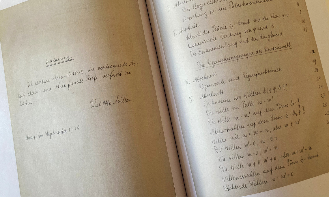 Blick ins Buch: die handschriftlich verfasste Dissertation von Paul Otto Müller Foto: Uni Graz/Schweiger