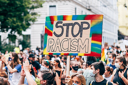 Stop Rascism_Demonstrationsschild ©Ivan Radic, CC BY 2.0, https://commons.wikimedia.org/wiki/File:Black_Lives_Matter_protests_in_Austria,_group_of_activists_are_ho