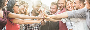 Eine Gruppe junger Menschen hält die Hände zusammen © DisobeyArt - stock.adobe.com