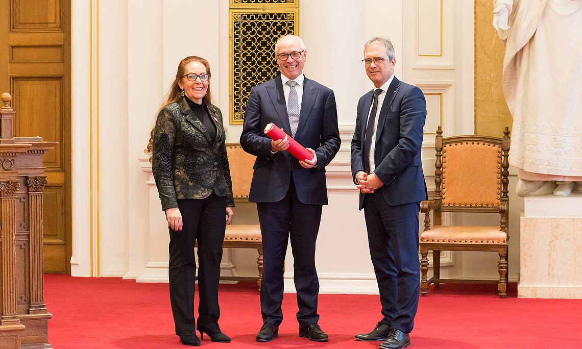Hon.-Prof. Dr. Alexander Klauser mit Rektor Dr. Peter Riedler und Dekanin Univ.-Prof. Dr. Gabriele Schmölzer.
