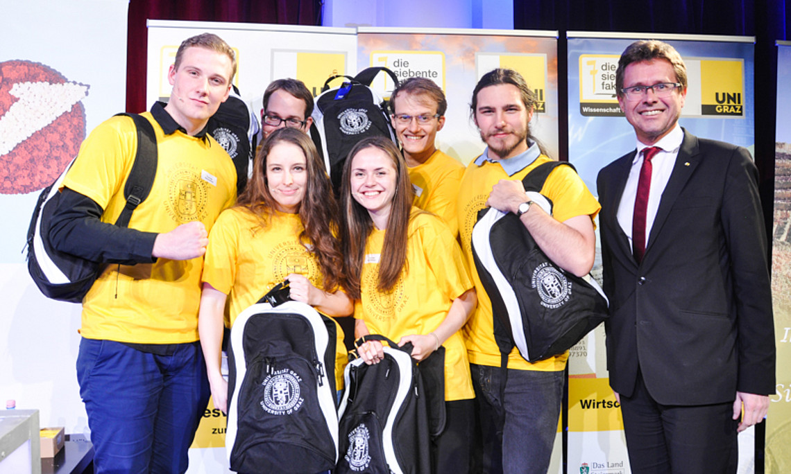 So sehen wahre SiegerInnen aus: das Studierenden-Team konnte den Braingame-Titel verteidigen. Vizerektor Martin Polaschek gratulierte. Fotos: Uni Graz/Tzivanopoulos