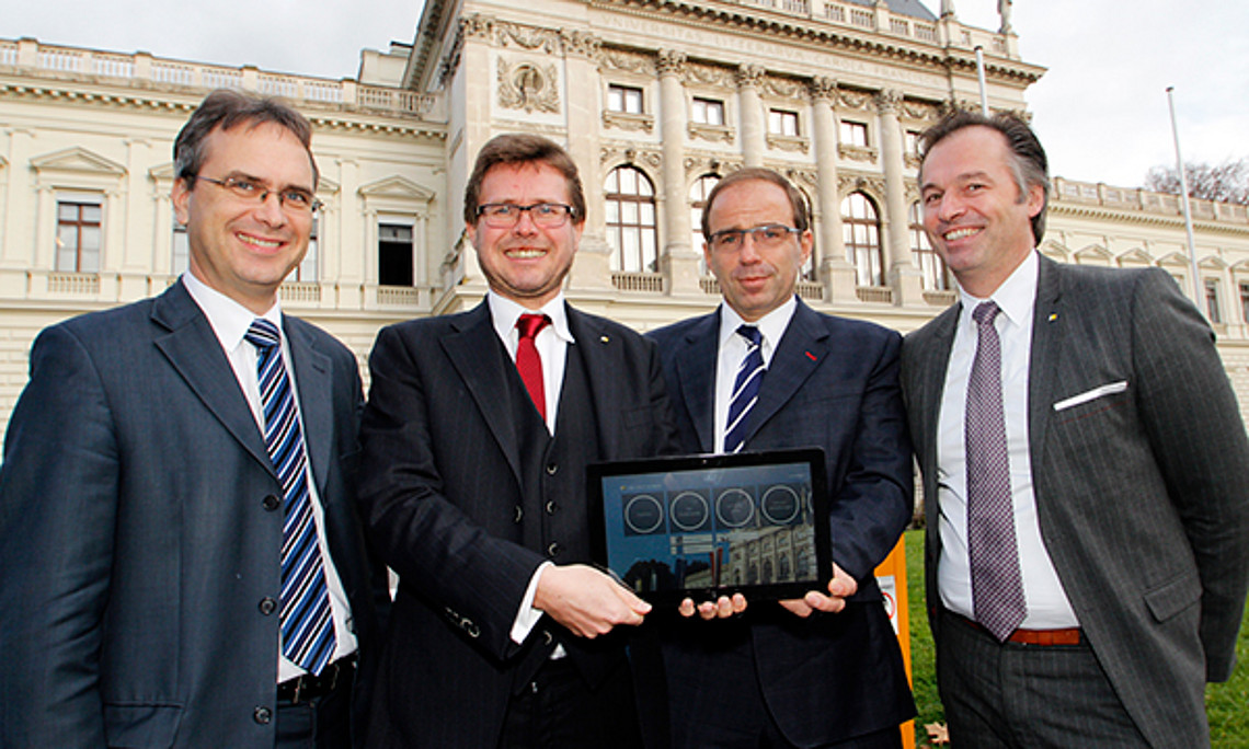 Premiere für die Uni Graz Mobile-App: VR Peter Riedler, VR Martin Polaschek, Peter Hermann (Microsoft Österreich) und Stephan Leiter, CIO der UNI IT freuen sich über das Produkt (v.l.)