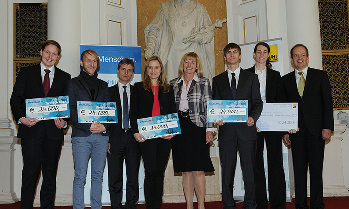 JungforscherInnen und Sponsoren: Reinhard Jantscher, Stefan Benedik, Friedrich Santner (Vorstandsvorsitzender der Steiermärkischen Verwaltungssparkasse), Christine Schultermandl, Rektorin Christa Neuper, Harald Penasso, Tanja Rollett und Uniratsvorsitzen