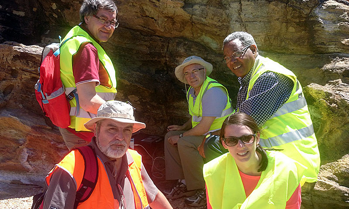 Die Forschungsgruppe im Feld: Prof. Aberra Mogessie und Melina Gamsjäger (r.), Prof. Jesús Martínez-Frías (l. vorne), Prof. Fernando Rull (r. ganz hinten) und Jesús Medina von der Universität Valladolid (l. hinten)