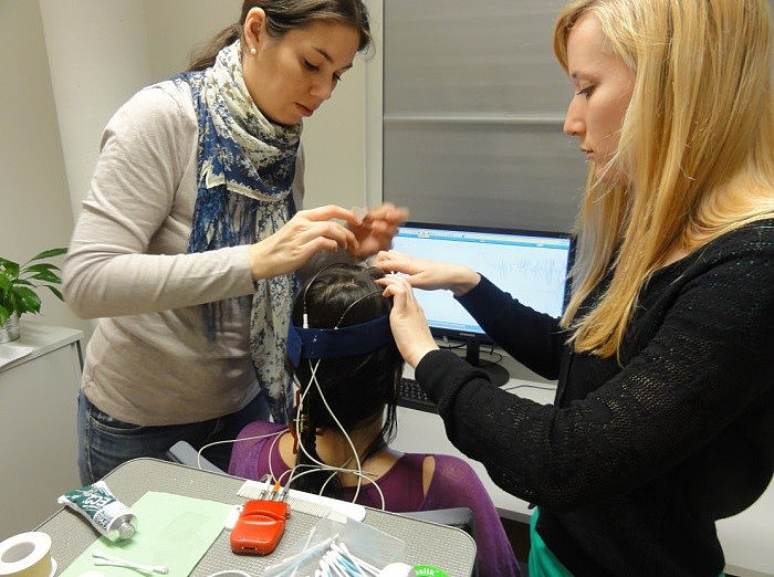 Setting up the EEG measurement ©Uni Graz/Institut für Marketing