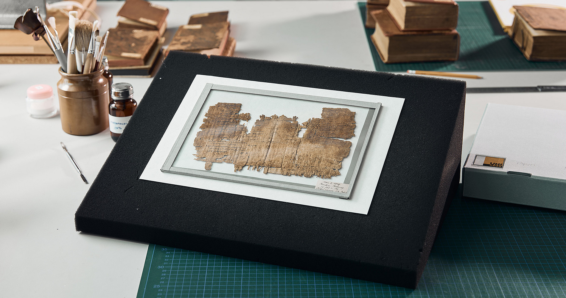 Papyrus fragment behind glass in the restoration workshop of the University of Graz © Uni Graz/Kernasenko