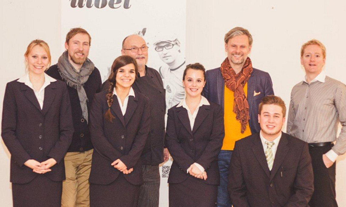 Freuen sich über die gelungene Kooperation: Michelle Jungmayer, Leopold Uibel vom Weinhof Uibel, Jennifer Hamr, Peter Kirischitz, Charissa Lindner, Helmut Jungwirth, Lucas Pammer sowie Fritz Treiber (v. l.)