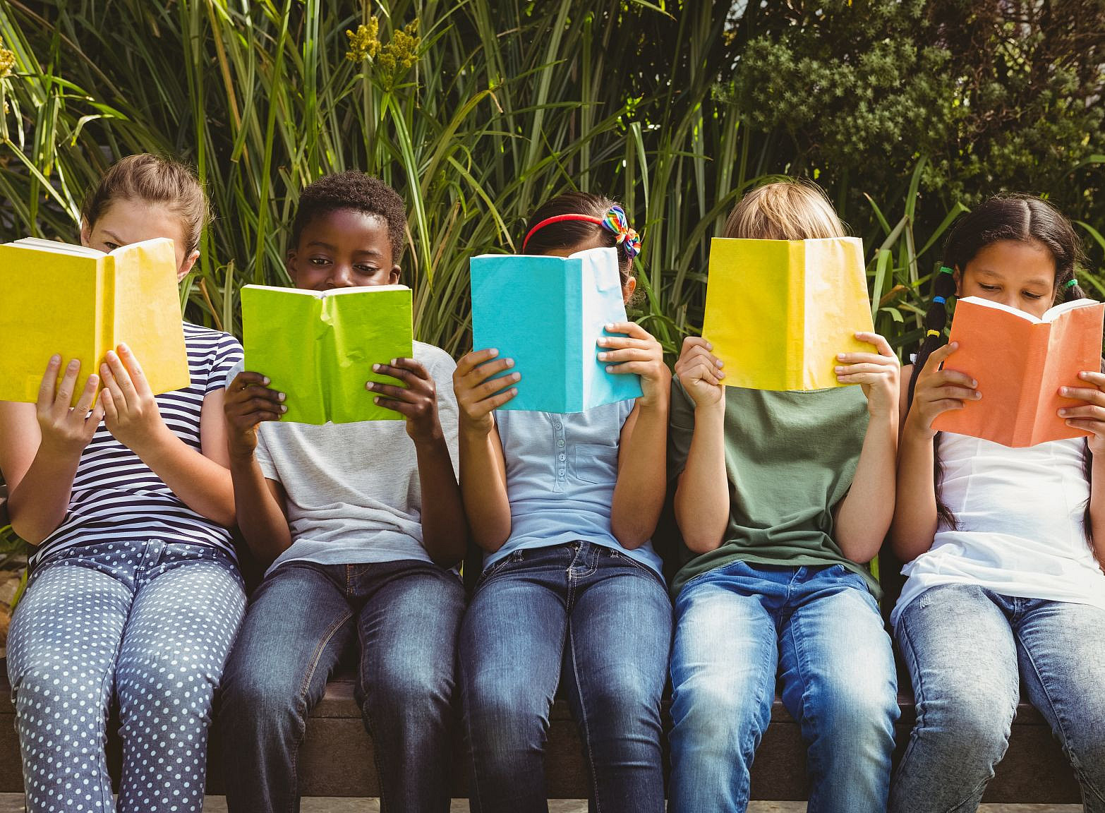 Children reading books at park ©WavebreakmediaMicro by Adobe Stock