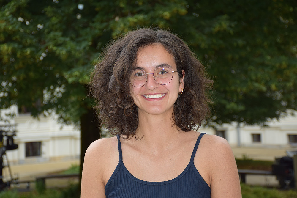 Portrait: Hannah Van Reeth, courtyard, University of Graz 