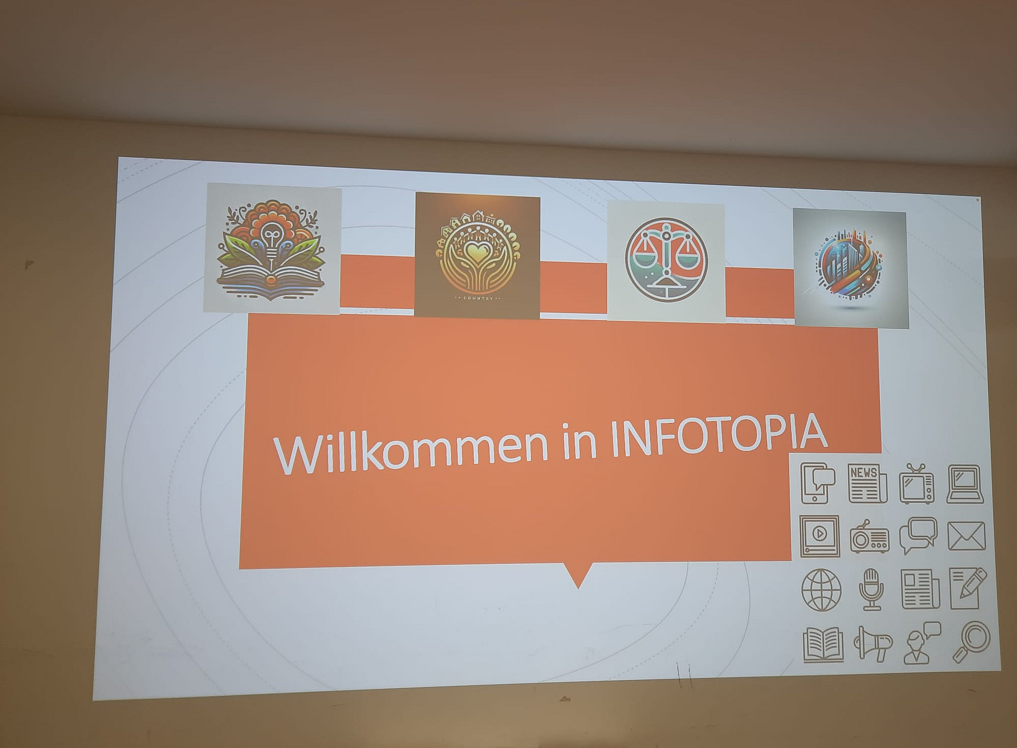 Plakat mit Text "Willkommen in INFOTOPIA" ©Sascha Ferz