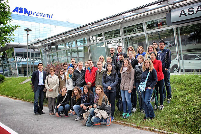 Christian Hirt, Institut für Personalpolitik der Uni Graz, und Zijada Rahimić, Universität Sarajevo, mit Studierenden des Joint-Seminars (v.l.). Foto: KK.  