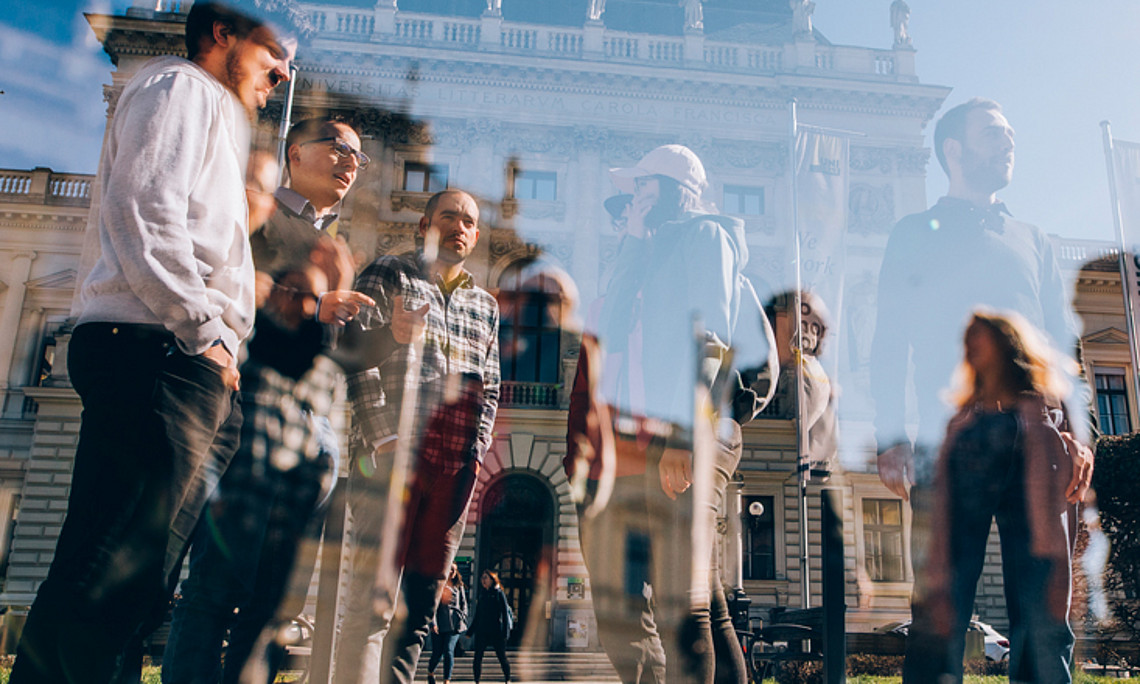 Studierende vor dem Hauptgebäude der Uni Graz. Foto: Uni Graz/Kanizaj