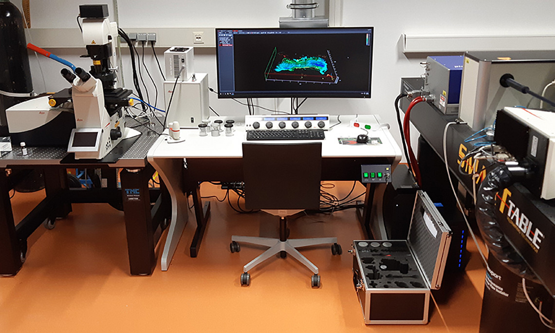 Mit einem frisch angeschafften Laser-Mikroskop sind am Institut für Molekulare Biowissenschaften nun unter anderem neue Einblicke in besonders lichtempfindliche Proben möglich. Foto: Uni Graz/Heimo Wolinski.
