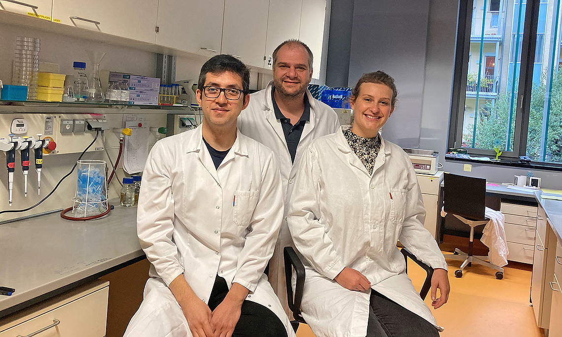 Himadri Thapa, Stefan Schild und Anna Müller (v. l.) haben einen potenziellen Covid-Impfstoff entwickelt. Foto: Uni Graz