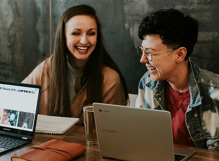 Menschen die lachen ©Brooke Cagle / https://unsplash.com/de/fotos/drei-menschen-die-vor-einem-tisch-sitzen-und-zusammen-lachen-g1Kr4Ozfoac