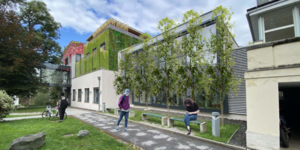 Begrüntes Gebäude von außen, mit Leuten davor © UNI Graz/ Bmstr. Leitner 