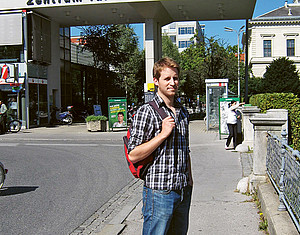 Ein junger Mann am Campus der Universität Graz ©beigestellt