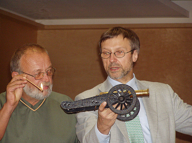 Viktor Obendrauf zeigt ein Experiment mit einer kleinen Kanone. Dietmar Pocivalnik hilft ihm dabei. ©Wolfgang Rottler