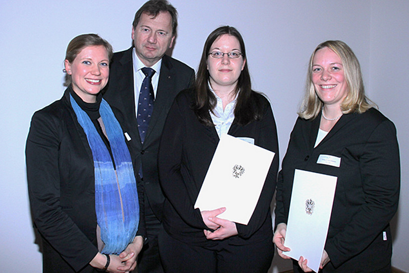 Bekamen für ihre hervorrangenden Dissertationen den Award of Excellence: Paula Aschauer, Gertraud Harb und Silke Rünger mit o.Univ.-Prof. Dr. Franz Marhold, WU Wien.