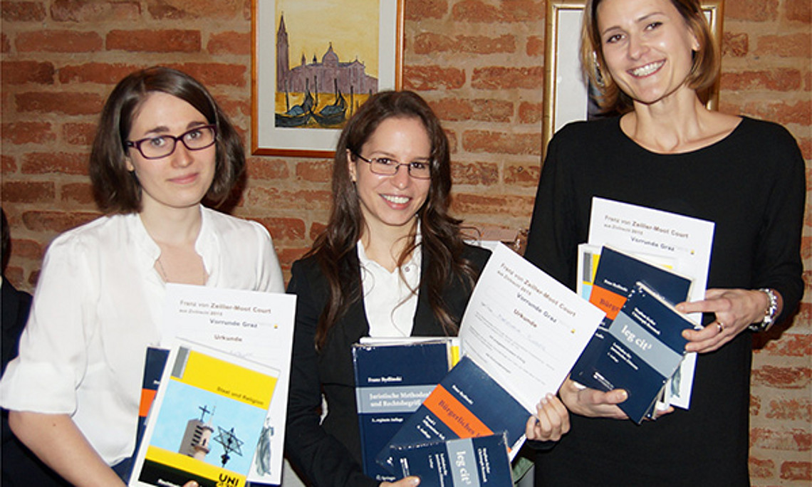 Stefanie Hiebler, Marielena Plieseis und Judith Vass gingen als Siegerinnen aus der Fakultäts-Vorentscheidung für den Franz-von-Zeiller-Moot-Court hervor. Sie stellen im Bundesfinale im Sommersemester ihr Verhandlungsgeschick unter Beweis. Foto: KK