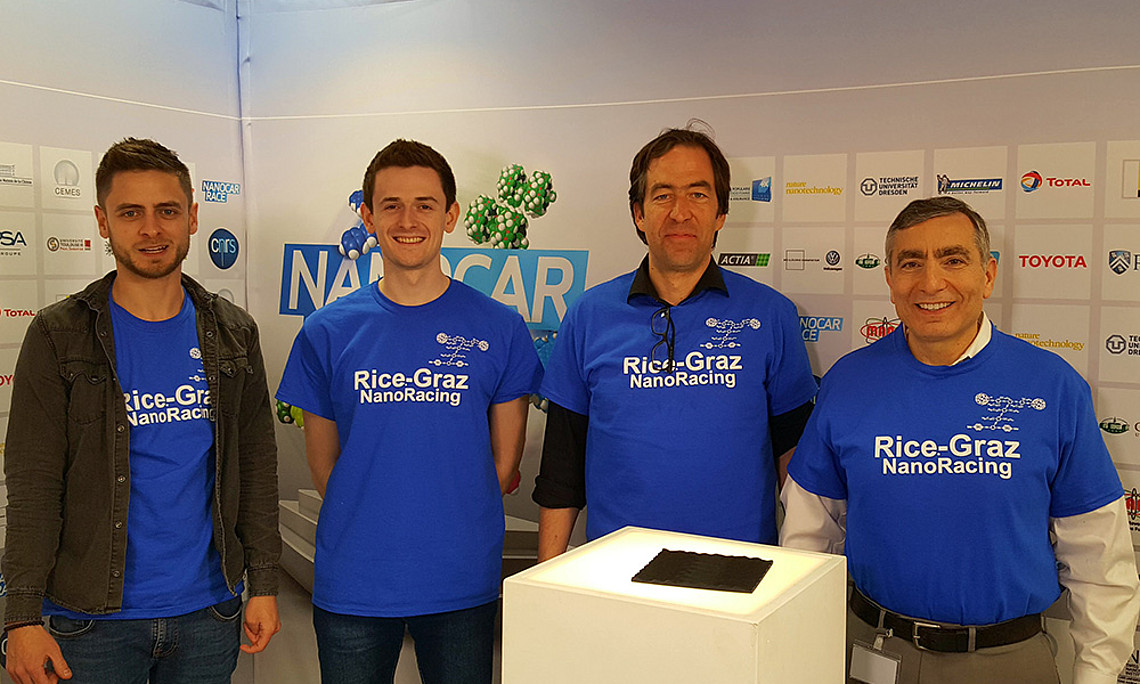 Weltrekord-Halter: Grant Simpson, Philipp Petermeier, Leonhard Grill und James Tour gewannen das ersten Nano-Car-Rennen der Welt und sind für den Start des nächsten vorbereitet. Foto: Uni Graz/Simpson