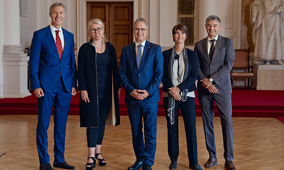 Das Rektorat ist komplett: Markus Fallenböck, Catherine Walter-Laager, Peter Riedler, Mireille van Poppel und Joachim Reidl sind startklar für die nächste Amtsperiode. Foto: Uni Graz/wildundwunderbar