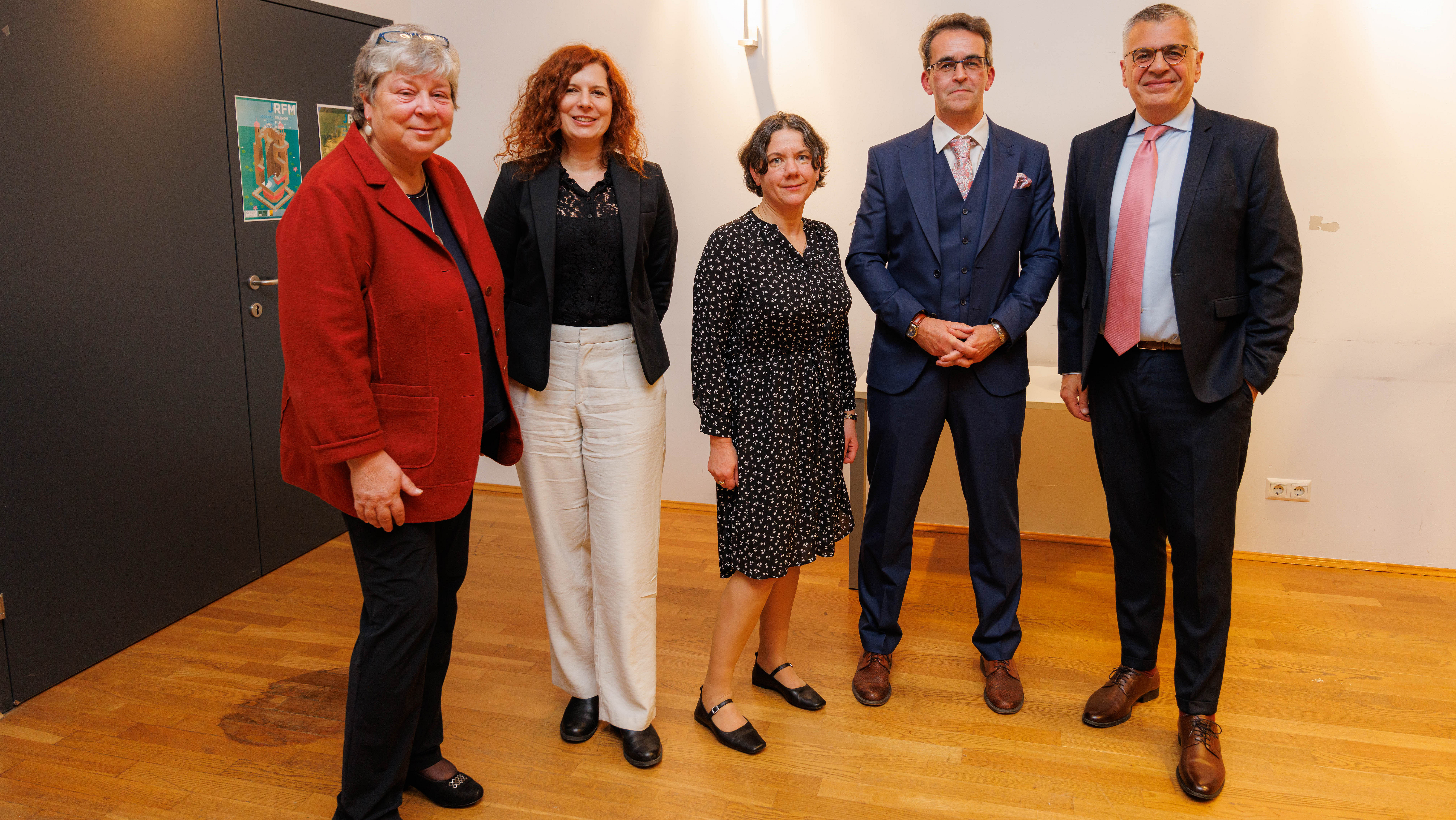 Gruppenfoto mit Ulrike Bechmann, Nicole Bauer, Theresia Heimerl, Franz Winter und Dekan Argarate ©Sonntagsblatt/Gerd Neuhold