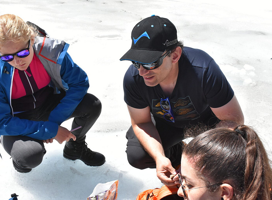 Schüler:innen beim Experimentieren auf dem Gletscher ©gerhard.hackenberg @ainet.at