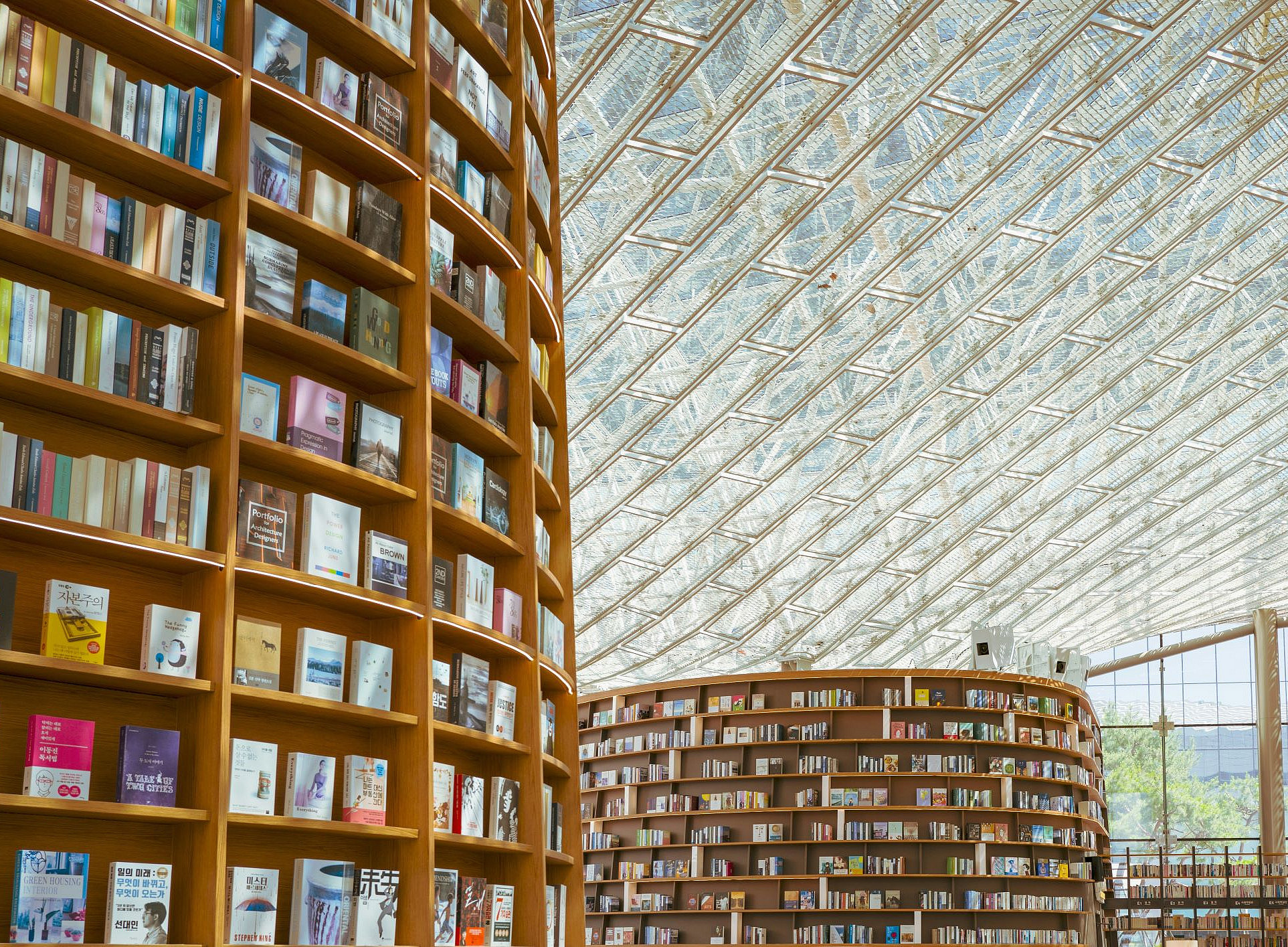 Riesiges Bücherregal, Glasdach 