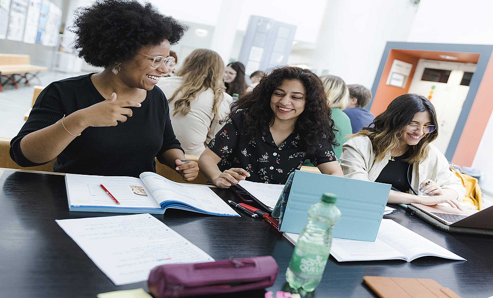 drei Studentinnen am Tisch