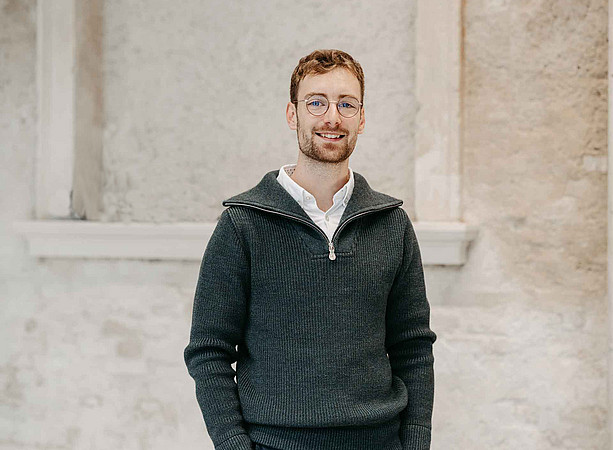 ein junger Mann mit Bart steht vor einer Wand ©MICHAELA BEGSTEIGER
