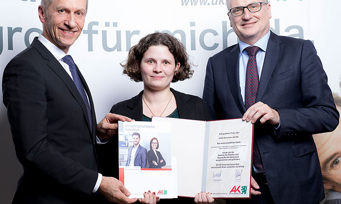 AK-Präsident Josef Pesserl (l.) und AK-Direktor Wolfgang Bartosch überreichten Esther Brossmann Ende November 2016 in Graz die Förderung für ihre Bachelorarbeit. Foto: AK/Kanizaj