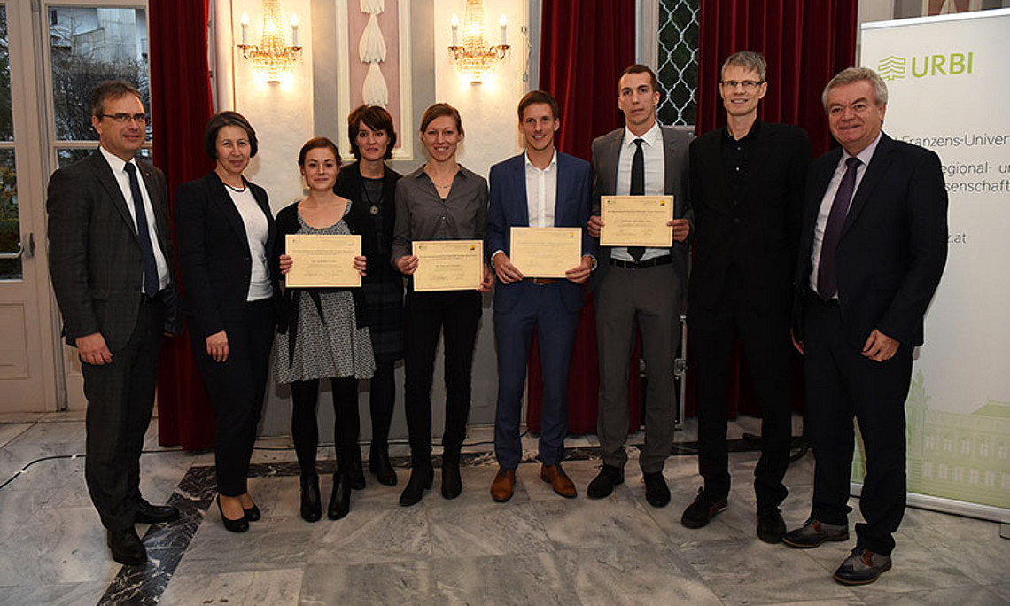Vizerektor Peter Riedler, URBI-Dekanin Barbara Gasteiger-Klicpera, Annika Kruse, Festvortragende Susanne Ring-Dimitriou, Karina Schauer, Wolfgang Schebesch-Ruf, Florian Spendier, Institutsleiter Markus Tilp und Sportlandesrat Anton Lang (v.l.). Foto: Uni Graz/Leljak. 