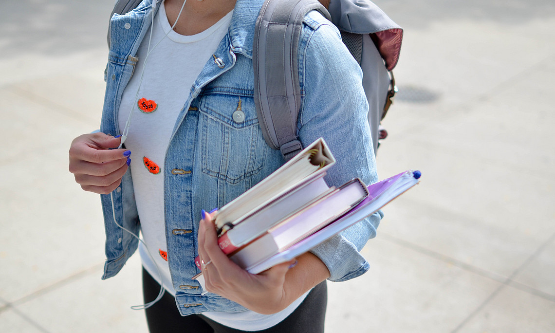 Studierende mit Büchern