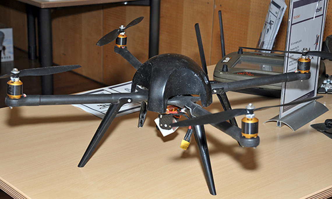 Drohnen wie diese der Firma http://www.eye.aero/ und ExpertInnen, die sich juristisch damit befassen, diskutierten zivilie und militärische Einsatzmöglichkeiten an der Uni Graz.