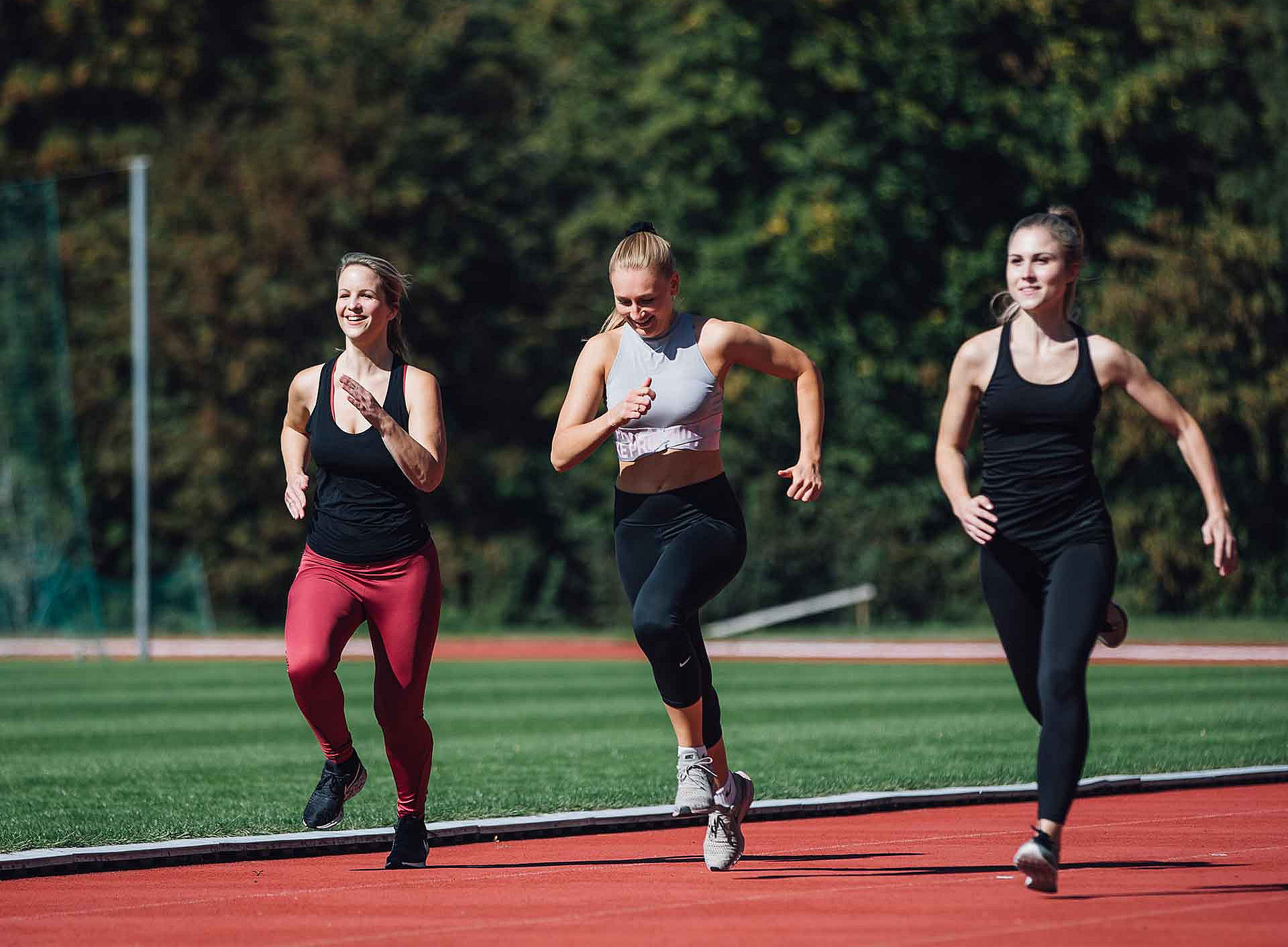 drei Studentinnen laufen ©Uni Graz/Kanizaj